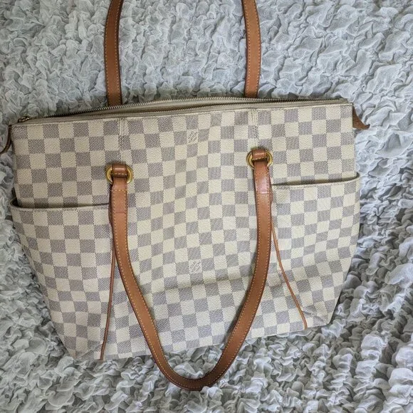 Louis Vuitton: Azur Damier Totally MM - Picture 2 of 13